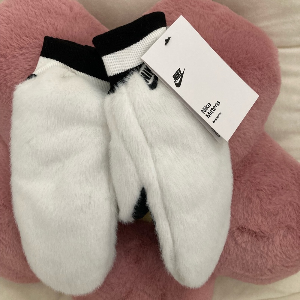NWT NIKE WOMEN MITTENS WHITE